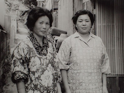 モノクロ写真：割烹着を着た2人の女性