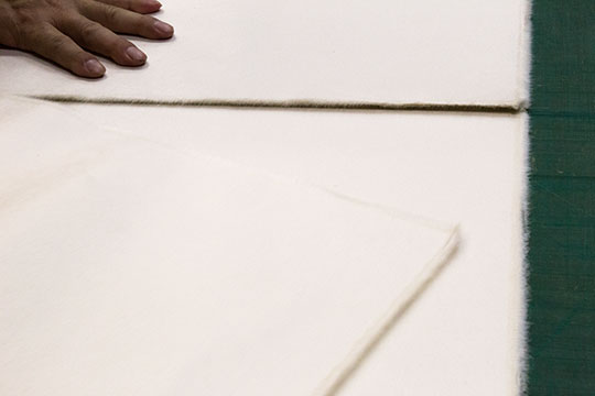 Foto: Japanisches Papier eigenhändig schneiden