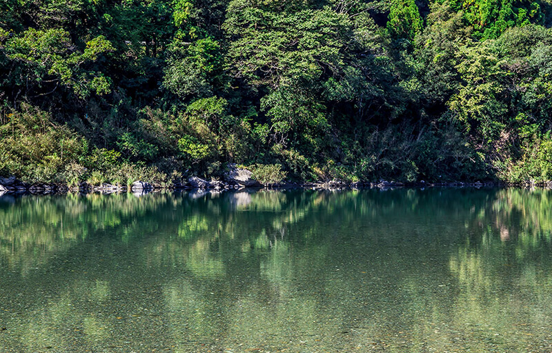 Foto: Der klare Fluss des Niyodo
           