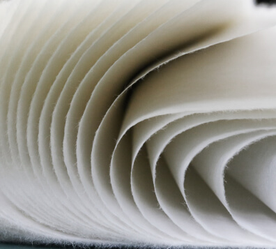 Photo: papier japonais empilé, doucement roulé